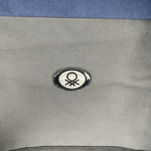 United Colors Of Benetton Messenger Bag (Unisex) Like New - Picture 3 of 16